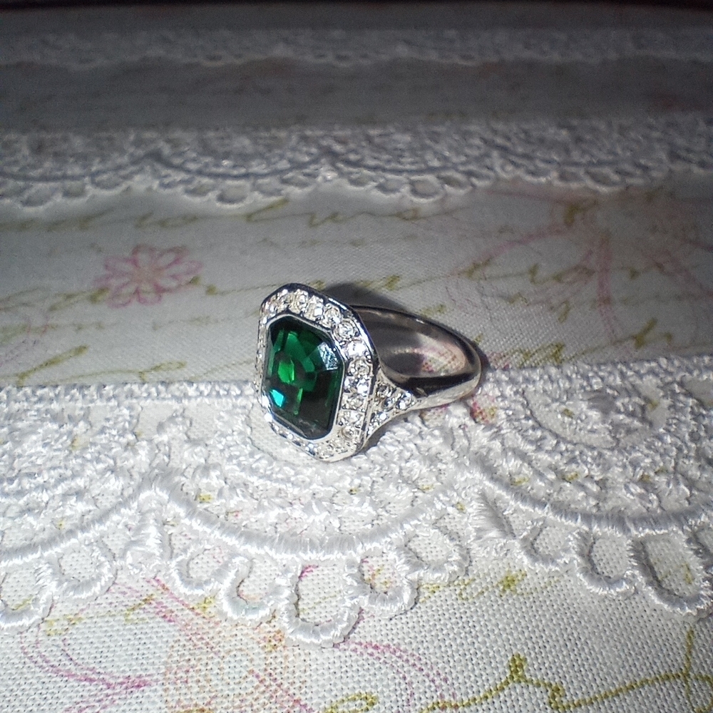 Green Gemstone Ring - image 3